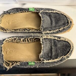 Sanuk Charcoal Frayed Slip-Ons Women’s